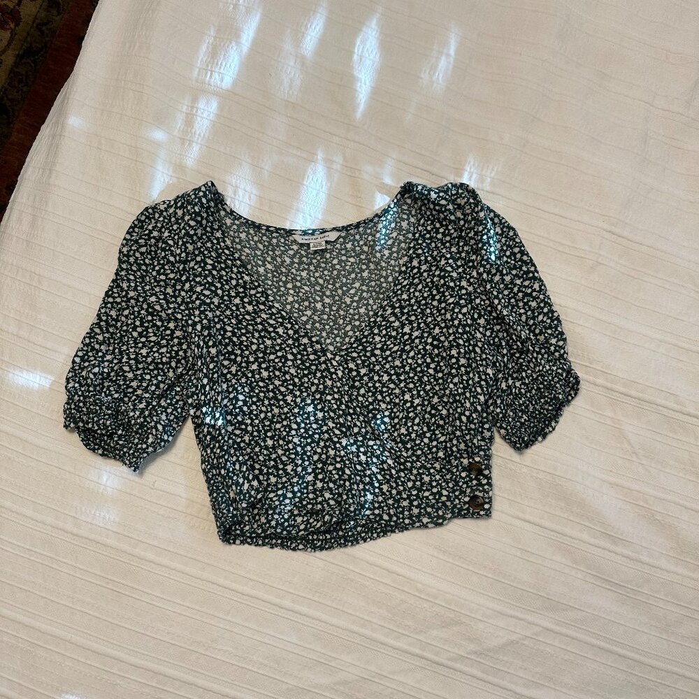 American Eagle Green and Cream Floral Surplice Puff Sleeve Cropped Blouse